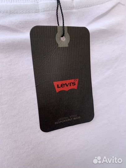 Минималистичная футболка levis