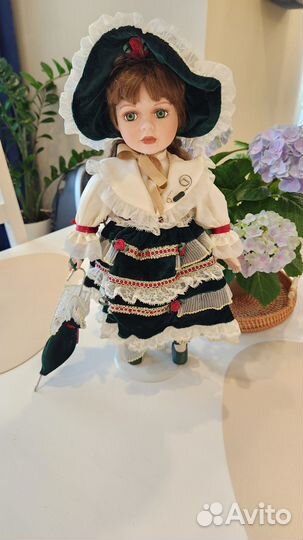Кукла фарфоровая