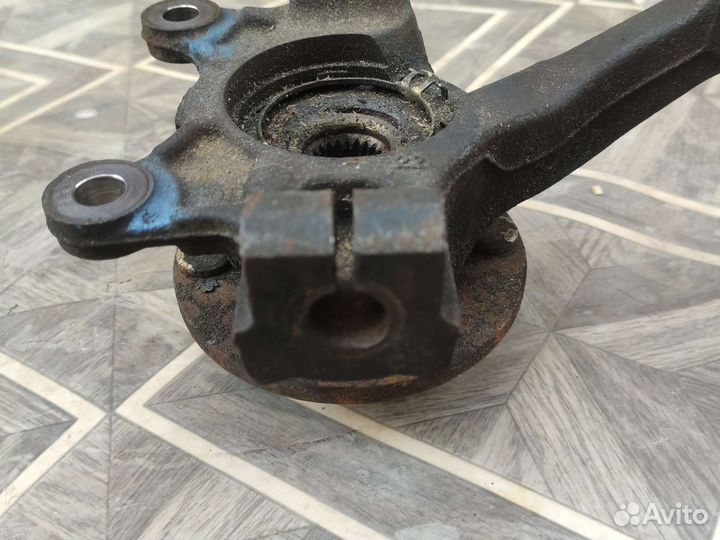 Кулак поворотный левый правый Nissan Note E11