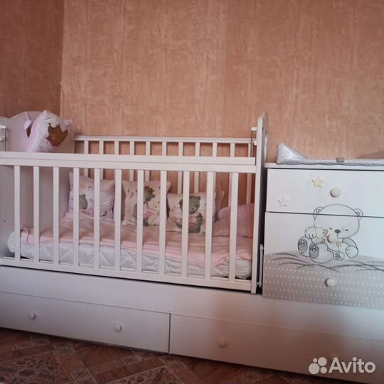 Детская кровать с маятником и комодом