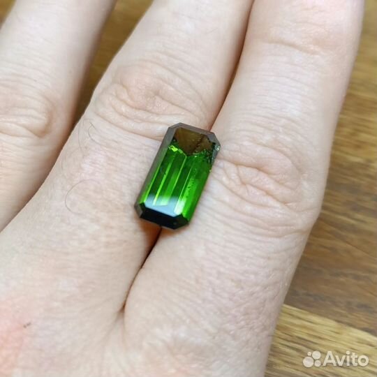 Крупный турмалин травяного цвета. Пакистан