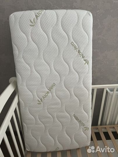 Детская кроватка с универсальным маятником