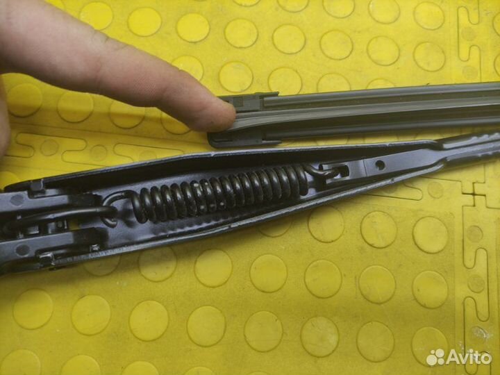 Поводок дворника передний правый Skoda Octavia