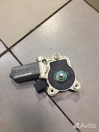 Моторчик стеклоподъемника передний пр merc W203