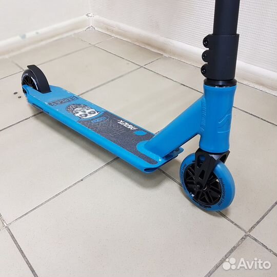 Экстравагантный трюковой самокат