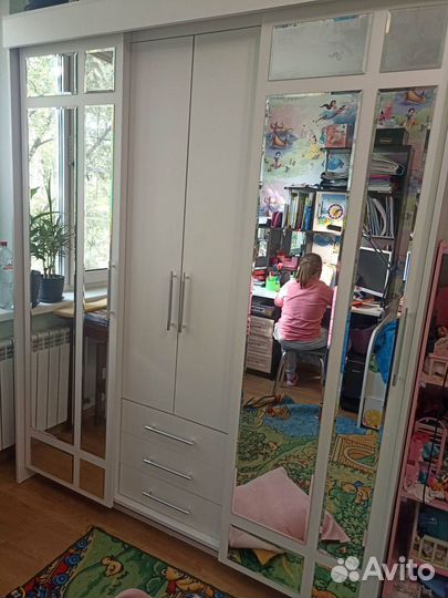 Шкаф-купе трехстворчатый с зеркалом