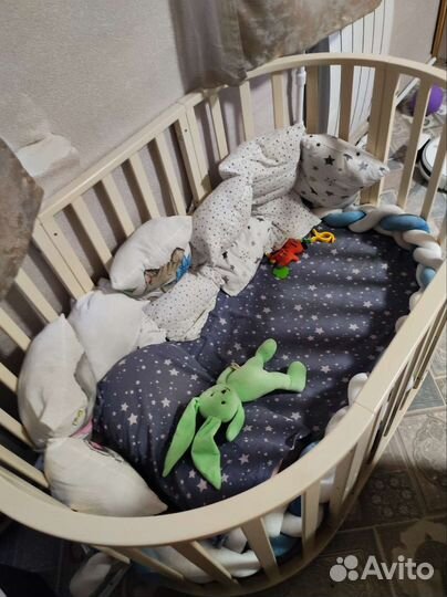 Детская кроватка с маятником