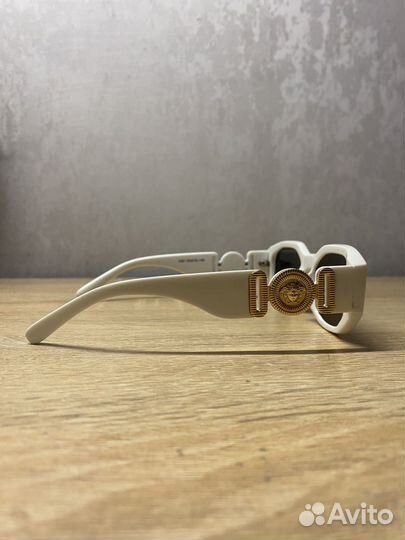 Солнцезащитные очки versace