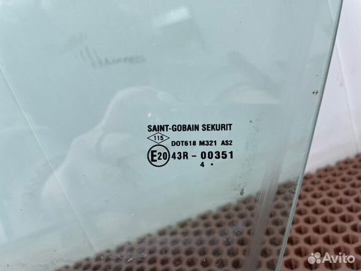 Стекло двери переднее левое Renault Logan