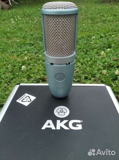 Студийный микрофон akg р220