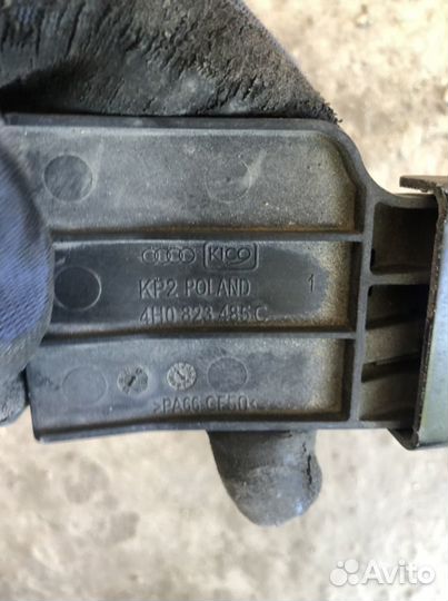 Крюк замка капота Audi A8 D4 4H0823485C