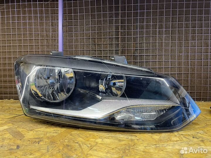 Фара Hella правая Volkswagen Polo