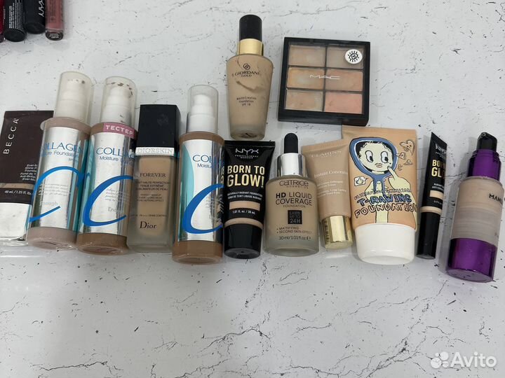 Набор косметики. Тональные крема и консилеры