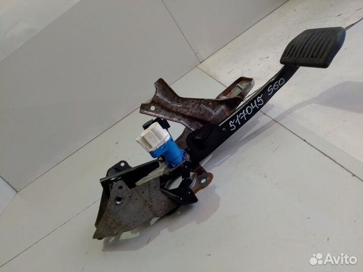 Педаль тормоза (Volvo S60)