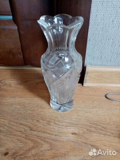 Хрустальная ваза маленькая и стеклянная маленькая