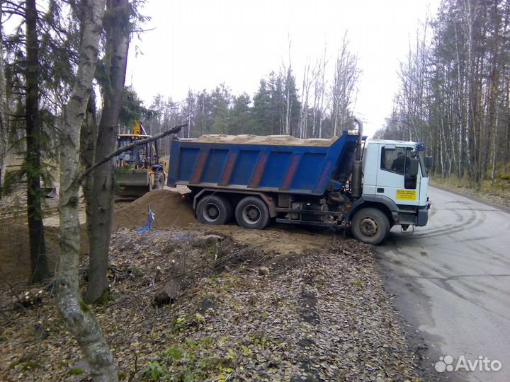 Разработка земельных участков. Самосвалы