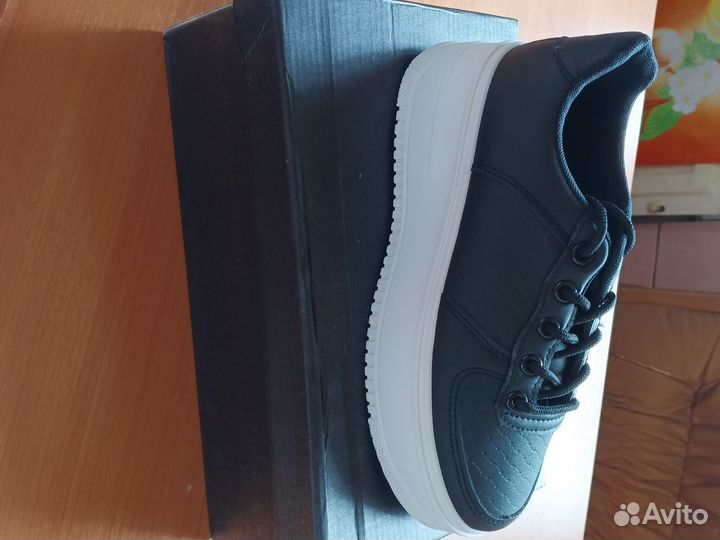 Кроссовки женские