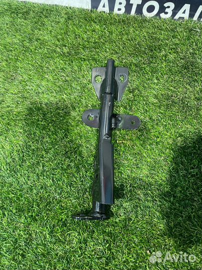 Кронштейн (крепление) правый Fiat 124 2018