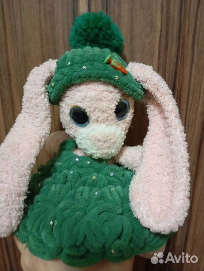 Вязаная игрушка зайка