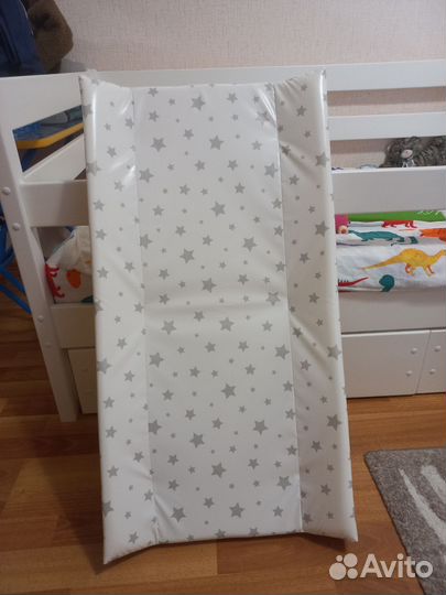 Пеленальная доска на кроватку