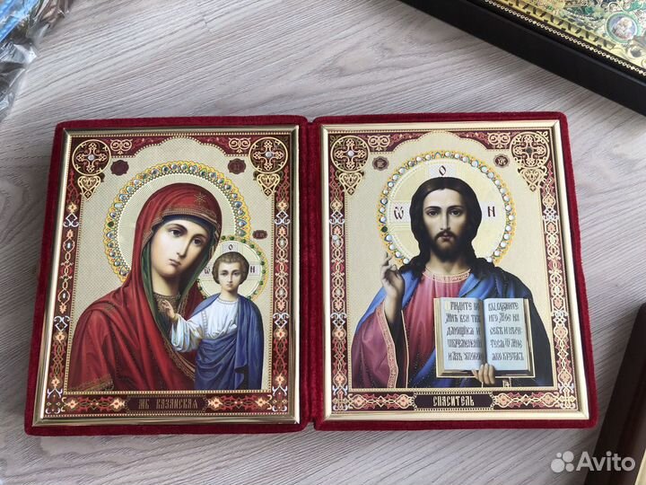 Иконы в красном барахате