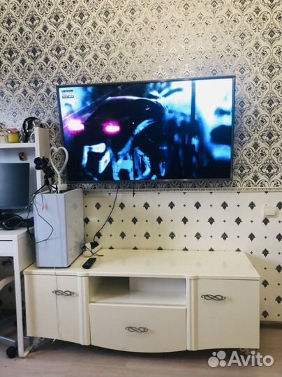 Тумба под телевизор лаковая белая с тремя ящиками