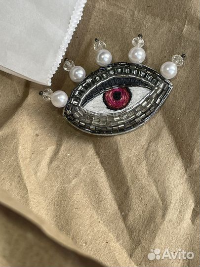 Брошка глаз