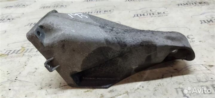 Кронштейн двигателя правый Audi Q7 2005