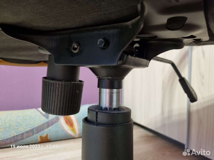 Офисное кожаное кресло бу