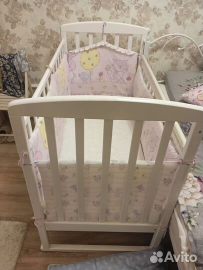 Кроватка для новорожденных с маятником