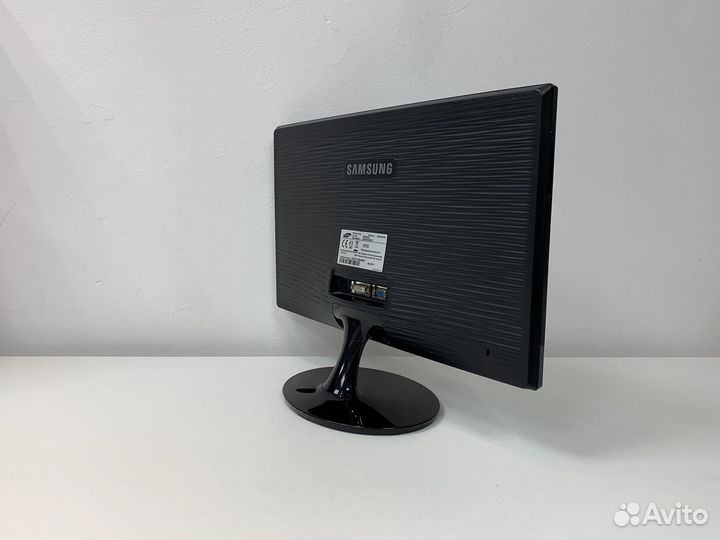 Samsung 20' VGA / DVI-D +провода