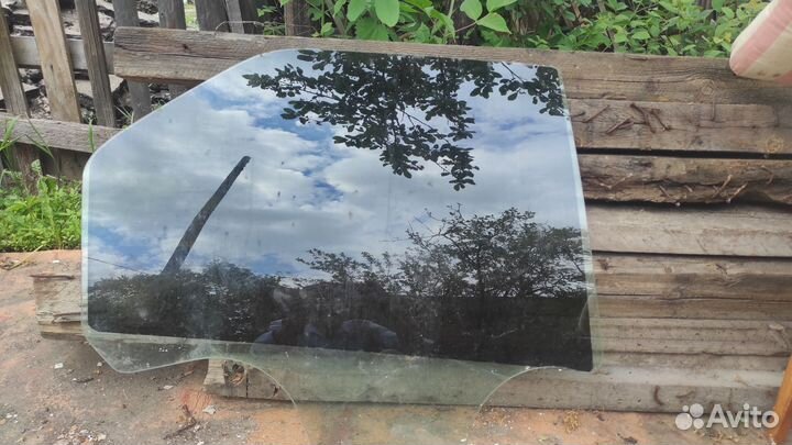 Стекло боковое правое Рено logan