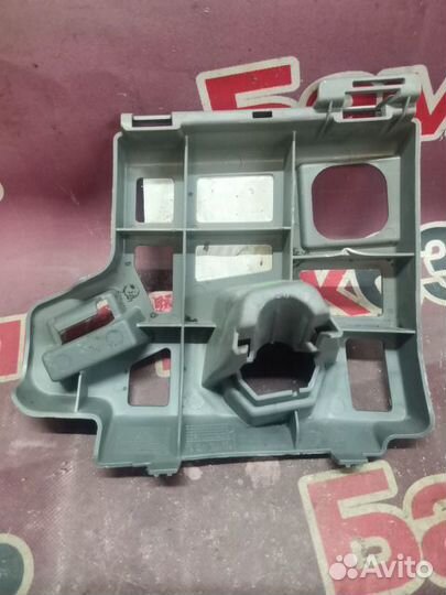 Кронштейн форсунки Skoda Rapid NH3 2013 перед. лев