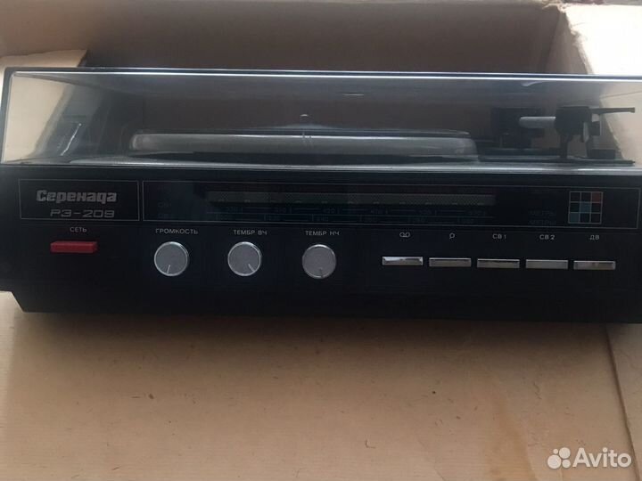 Виниловый проигрыватель и радио