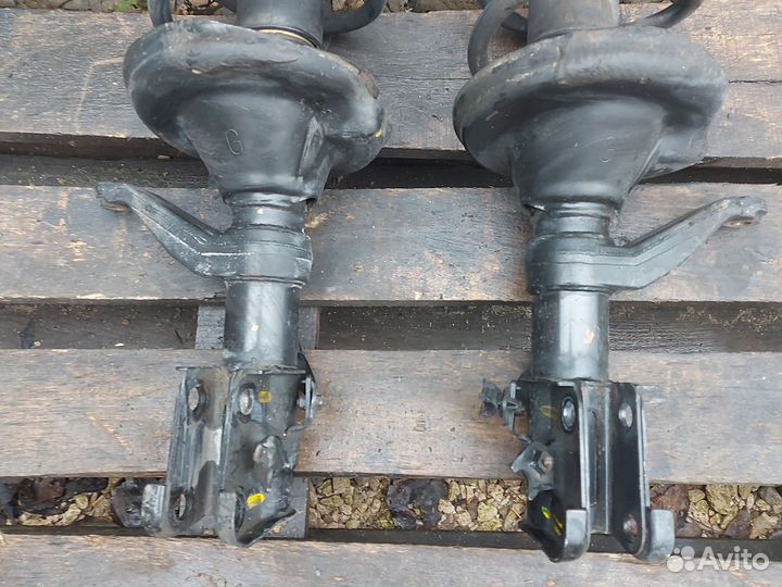 Амортизаторы передние Хонда CR-V 2