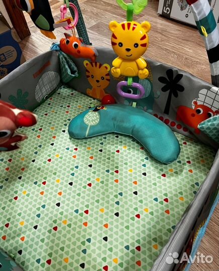 Детский игровой коврик с игрушками