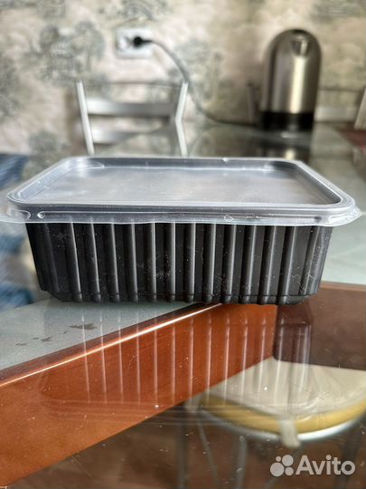 Пластиковый контейнер с крышкой