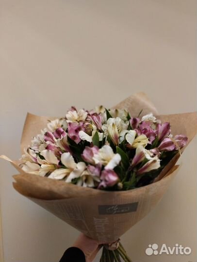 Букет белых и розовых альстромерий