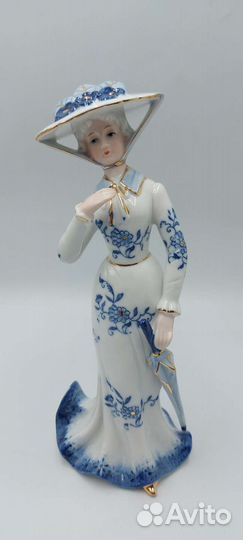 Винтажная статуэтка дама с зонтиком