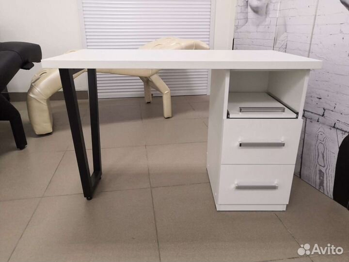 Маникюрный стол