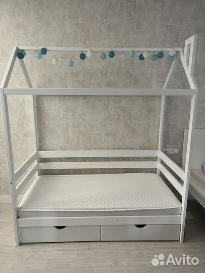 Детская кроватка домик