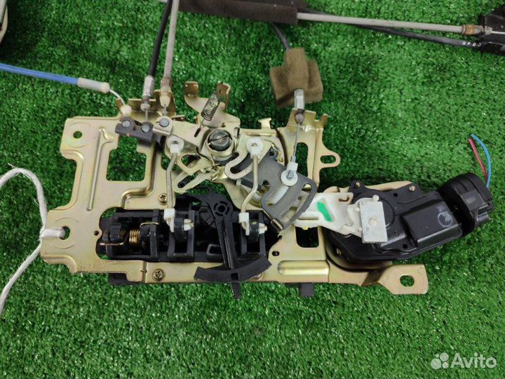 Замок двери задний левый Toyota Noah AZR65 1azfse