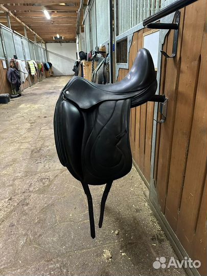 Продам седло выездковое Гермида