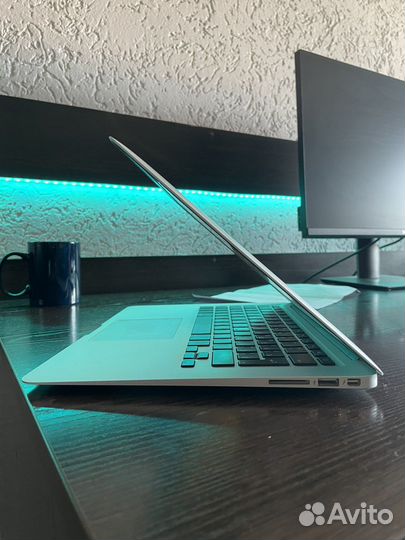 Apple MacBook Air 13 2017 в идеальном состоянии