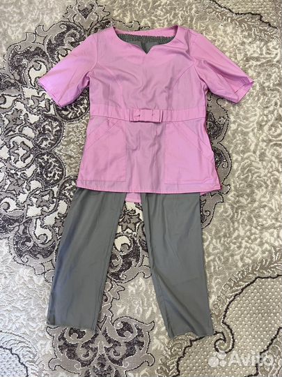 Медицинский костюм с халатом