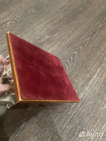 Статуэтка на деревянной платформе