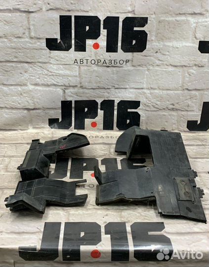 Дефлектор радиатора передний правый Infiniti Ex37