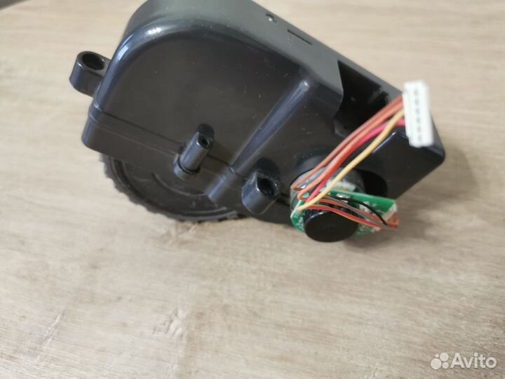 Левое колесо для роот пылесоса ilife v50 pro