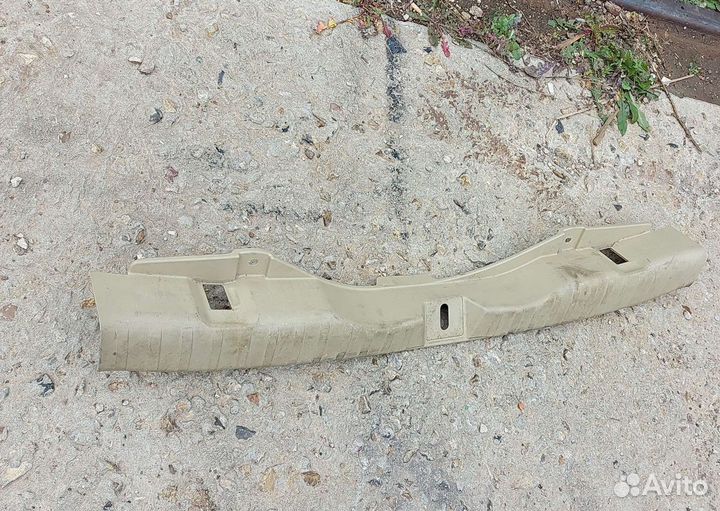 Обшивка замка крышки багажника Хонда cr v 3