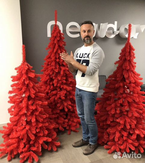 Красные дизайнерские ёлки с украшениями